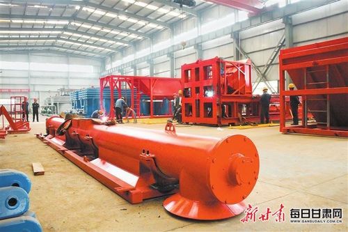 陇西县甘肃宏腾油气装备制造车间内 工人正在生产机械零部件