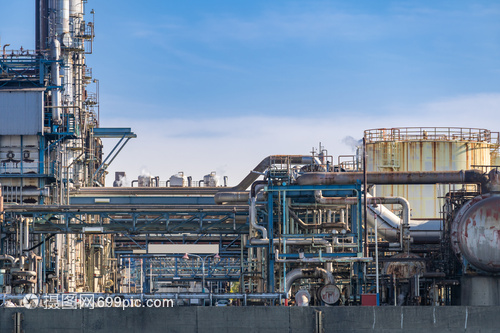 石油石化工厂,天然气储存管道结构与烟雾日本东京附近的川崎市烟囱