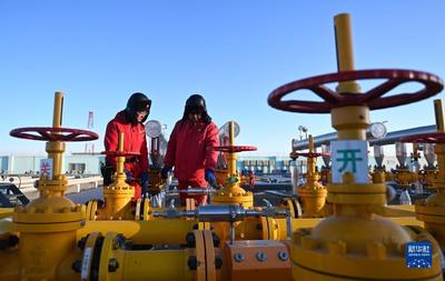 冬日戈壁采气忙