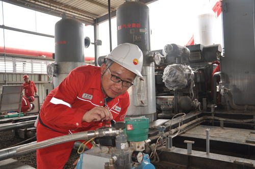 中国石油长庆油田采气二厂夏季检修 石油天然气设备一线的最美劳动者